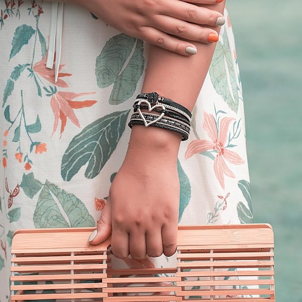 Hjärtformade läderarmband i boho-stil med magnetlås