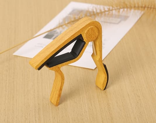 Gitarcapoer for akustiske, elektriske og ukulele-gitarer Light Woodgrain