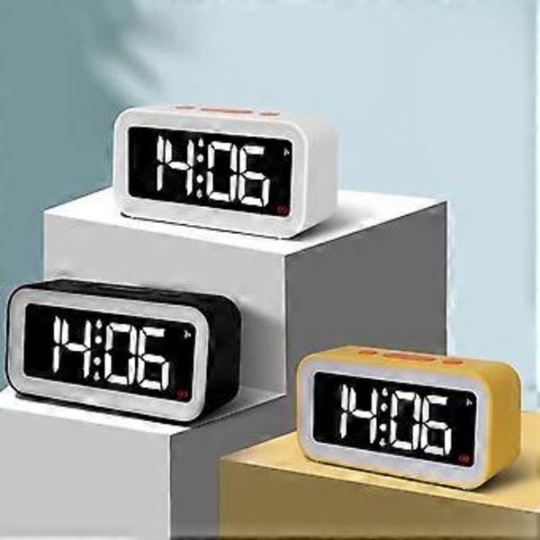 Dubbel väckarklocka med vardags- eller helgläge, justerbar ljusstyrka för nattlampa och LED-display, röstaktiverad LED-display som sparar ström