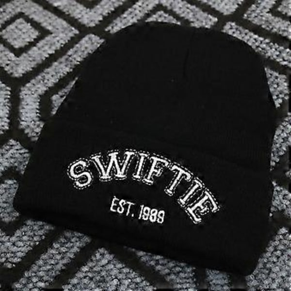 Taylor Swift 1989 Beanie Merch Kvinder Mode Strikket Stræk Manchet Hat SWIFTIE Broderet Ski Hætte (Sort)