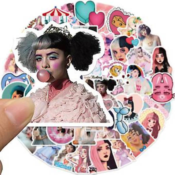 50 kpl Melanie Martinez -tarroja, tarrat vesipulloille, rullalaudoille, kannettaville tietokoneille, matkatavarille, puhelimelle, graffiti ( )