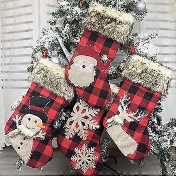 Set med 4 stora 18 tum stora julstrumpor i rutiga säckvävs-stil med snöflinga, tomte, snögubbe, ren och plyschfårfällskant.