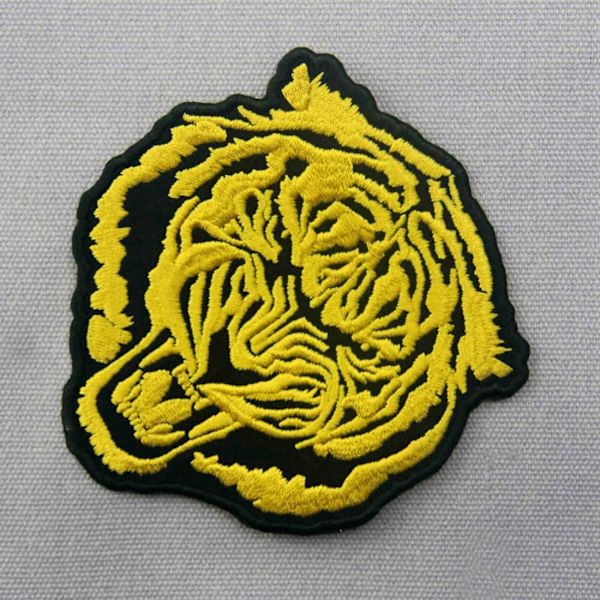 Broderad lapp i form av en gyllene tiger, att sy eller att st