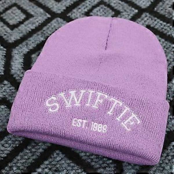 Taylor Swift 1989 Beanie Lue Women Strikket Lue Broderte Vinter Varmt Myk Ski Skallelue (Lilla)