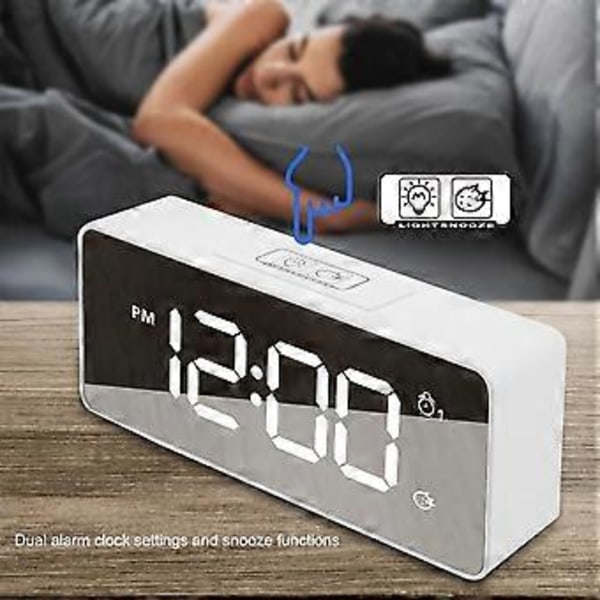 Multifunksjonell USB-lading Digital Musikk Snooze Vekkerklokke Bakgrunnsbelysning Speil Display Hvit