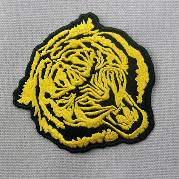 Broderet patch i form af en gylden tiger, til at sy eller stryge på