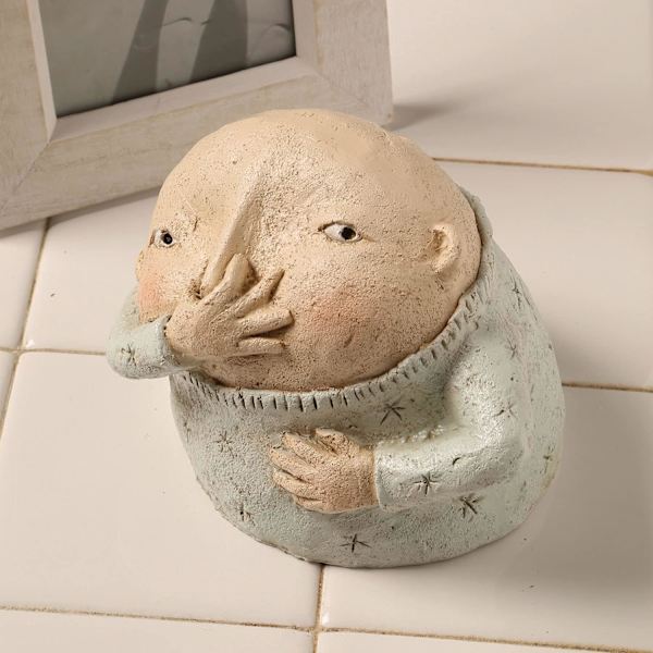 Pojke som håller sig för näsan Skulptur Primitiv Kitschy Figur Badrum Dekor