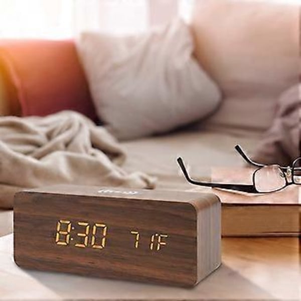 Digital väckarklocka i trä med trådlös laddning, justerbar dimmer och vit alarmvolym