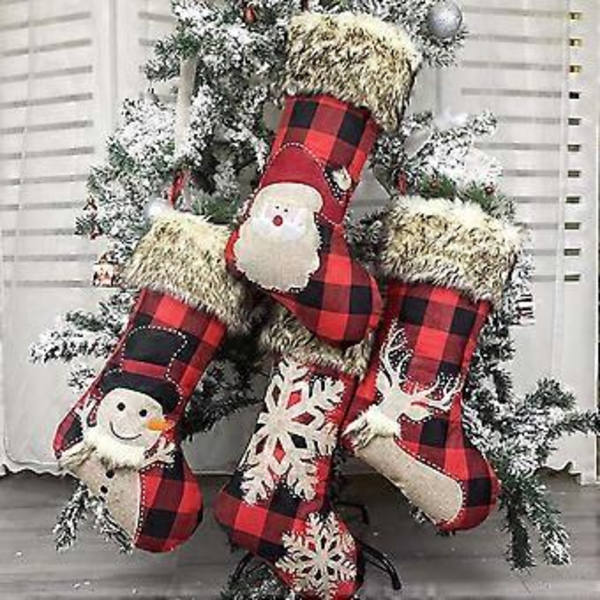 Set med 4 stora 18 tum stora julstrumpor i rutiga säckvävs-stil med snöflinga, tomte, snögubbe, ren och plyschfårfällskant.