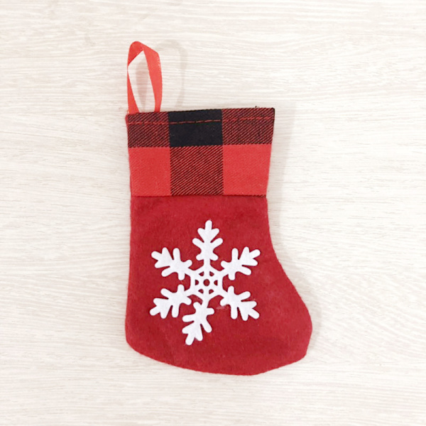 3 små julstrumpor 7x12,5x9cm snöflinga rutig charm julstrumpa