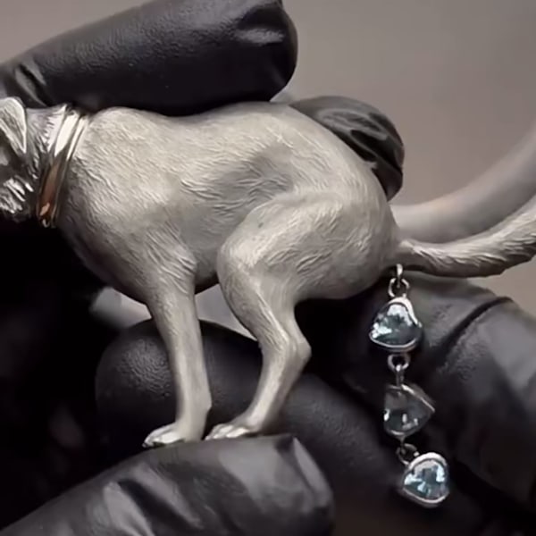 Rolig hundbajs-brosch i metall med diamantdesign, perfekt för tröjan
