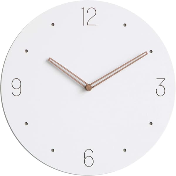 Modern minimalistisk trä på vit tyst väggklocka