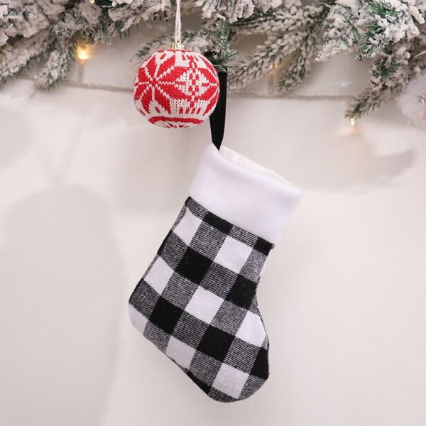 4 pièces décorations de Noël treillis noir et blanc chaussettes de Noël en peluche pendaison cadeaux bonbons