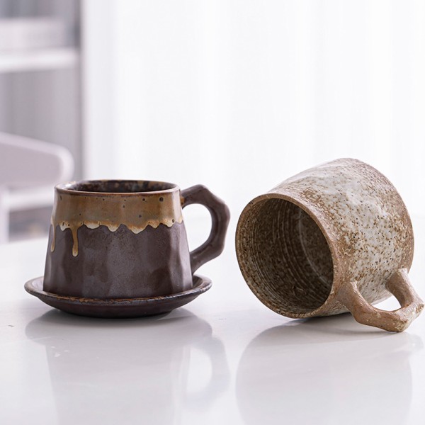 Kreativa kaffekoppar och fat i stengods, handgjorda retro Ivory