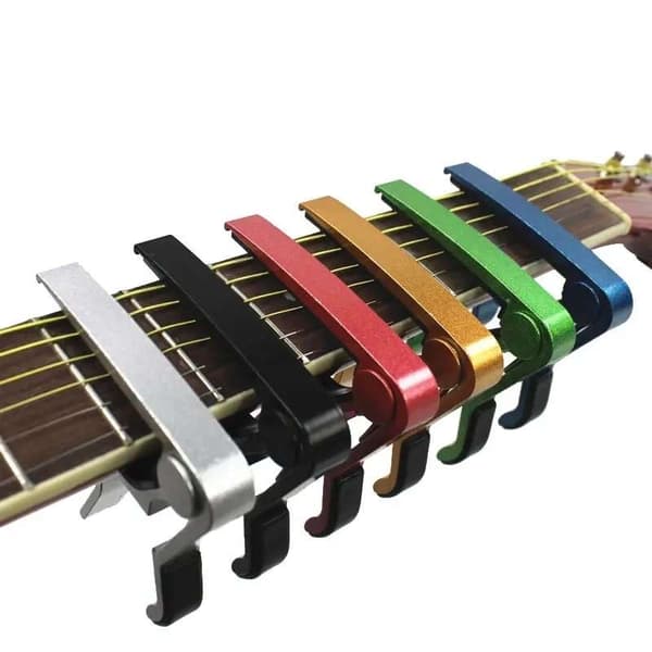 Guitar Capo i Sort – Skift tonehøjde og spil med stil