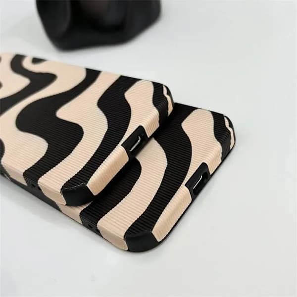 Stilfuldt, enkelt og sødt telefoncover med zebraprint til iPhone 15
