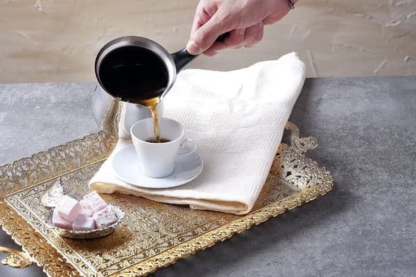 Tyrkisk kaffekanne og liten kasserolle i rustfritt stål