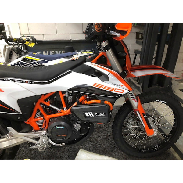 Honda CB125R CB150R CB190R CB250R CB300R CB400 CB500X CB500R CB650R CB650F CB1100 kovakuorinen sivulaukku kolmiolaukku - WELLNGS right side