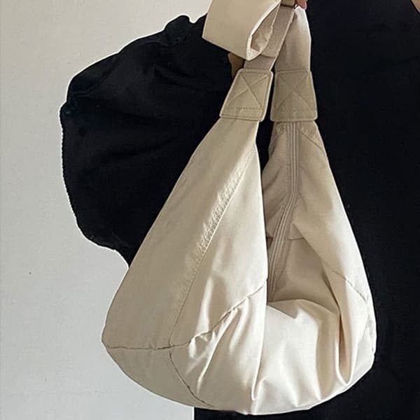 Hvit crossbody dumpling bag - WELLNGS white 0