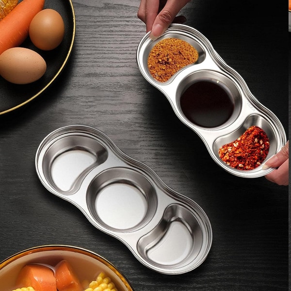 Sushi-dyppeskåler, forrett og smaksprøver på tallerkener, design med flere rom