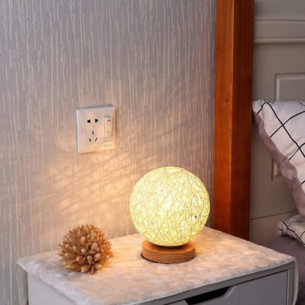 Romantisk bordlampe i massivt træ, sengelampe, rattan kugle, rund lampeskærm