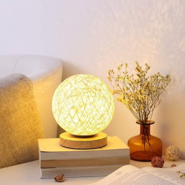 Romantisk bordlampe i massivt træ, sengelampe, rattan kugle, rund lampeskærm