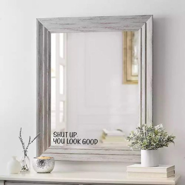 Spegeldekal med citat \"Shut UP You Look Good\", Inspirerande spegeldekoration,