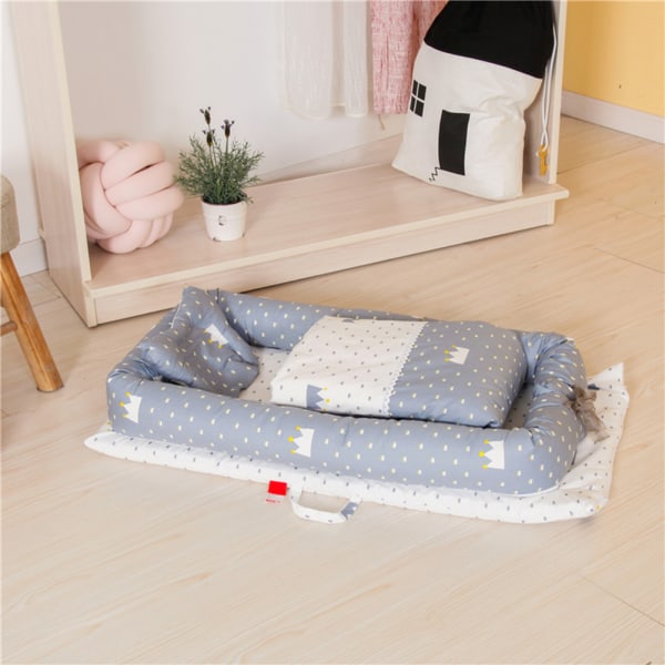 Cotton Baby Snuggle Nest Bionic Bed Portable Newborn Sleeper Lounger med kronmönster