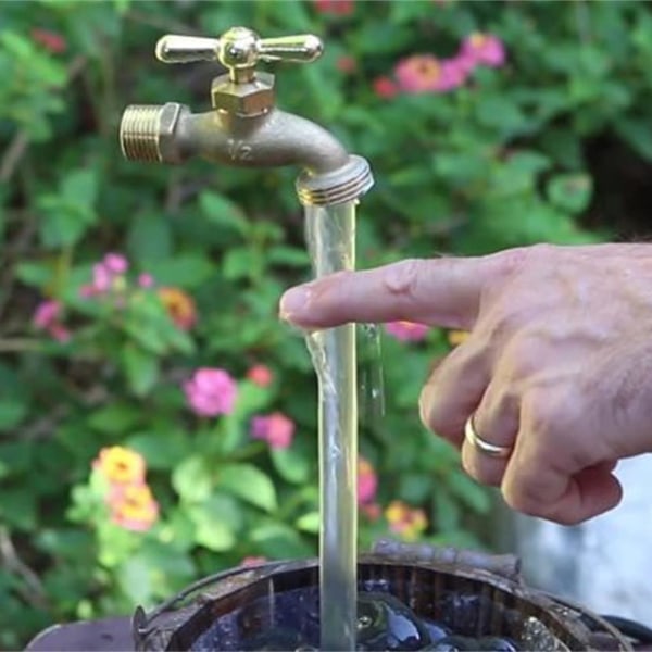 Vattenkanna fontän osynlig kran fontän flytande kran för trädgårdsdekoration