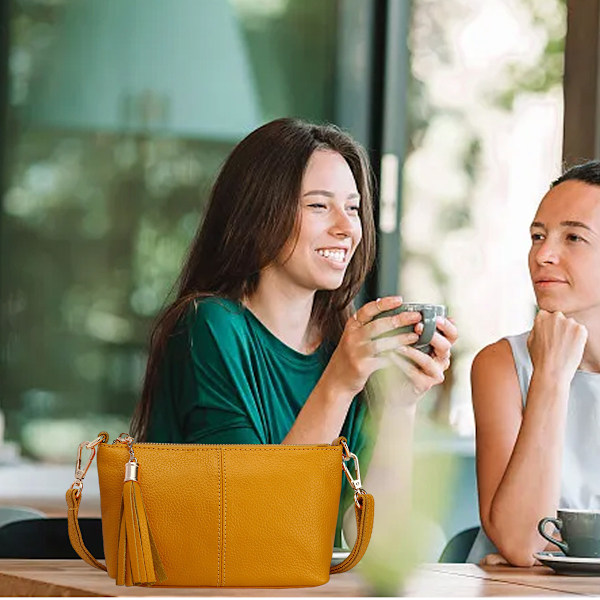 Liten crossbody-väska, lätt handväska i veganskt läder, handledsväska med justerbar axelrem