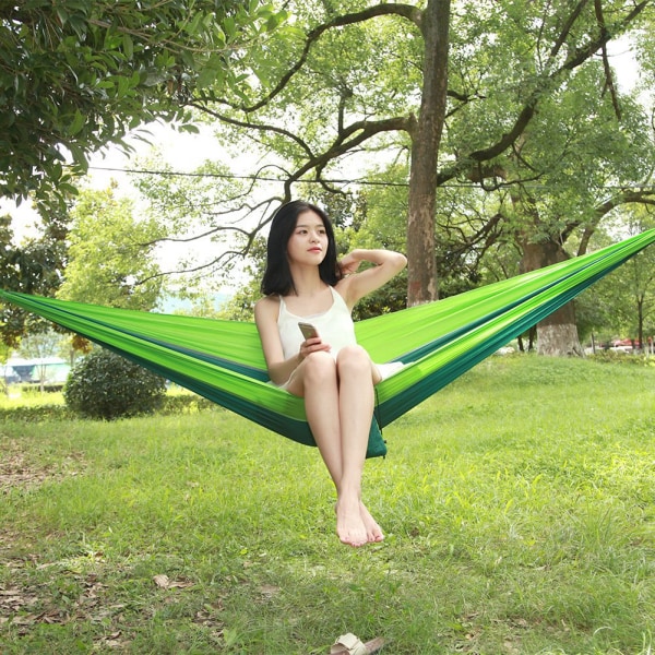 Bredda och förlänga utomhus hängande säng camping rese hängmatta sovsväng (grön + mörkgrön)
