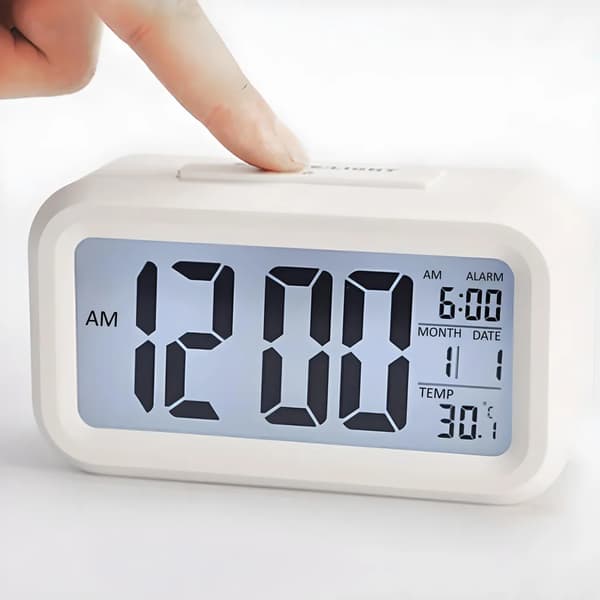 3D LED digital väggklocka med datum, temperatur, 12/24H-format och dimbar display (vit retrostil)