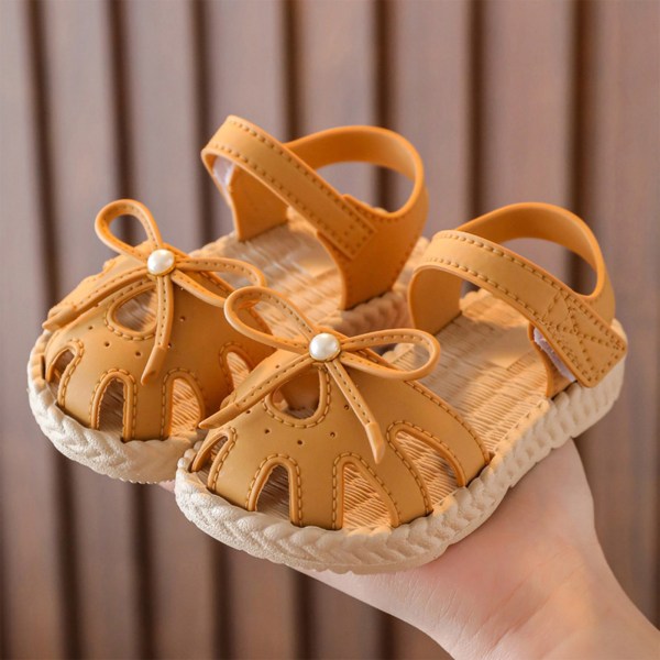 Små flickors sandaler mjuka halkfria sulor stängd tå söta lätta små barns sommarskor bruna cirka 13,5 cm i 22 yards