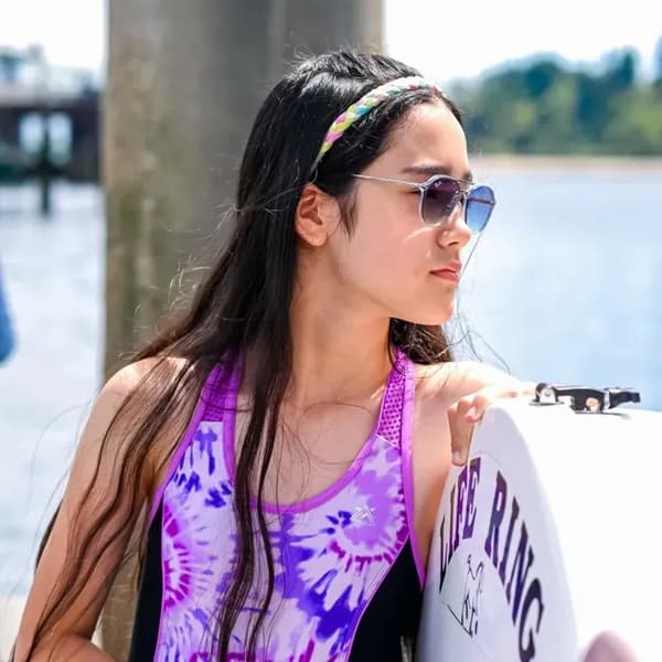 Set med 4 flätade hårband i regnbågsfärgat tie-dye – Justerbara elastiska band – Stretchig bomull – 43–51 cm