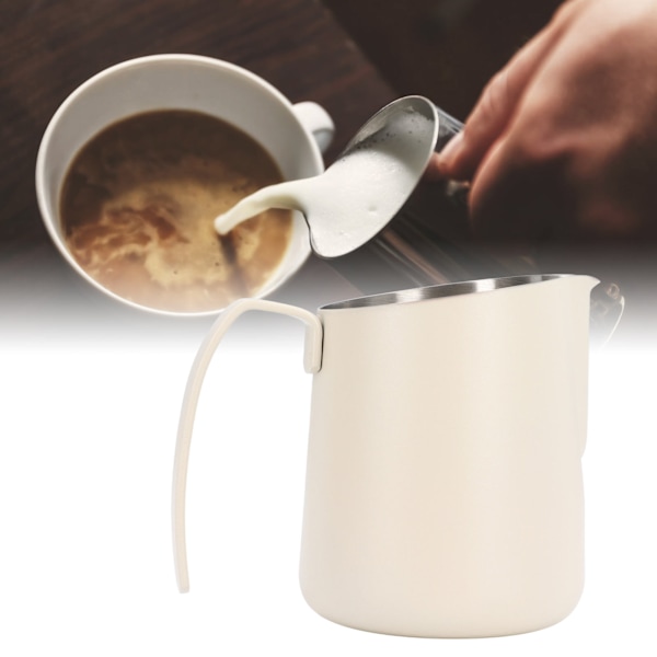 Mælkeskumningskande 304 Rustfrit Stål Flødekande Latte Art Kaffe Dampkande med Skrå Tud og Skala til Cafe Køkken 500ML Beige