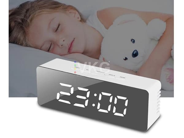 Väckarklocka LED-väckarklocka LED-timer LED-spegel alarm datum 4-i-1