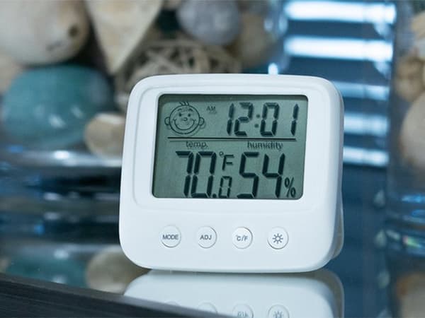 Termometer, hygrometer och elektronisk intern klocka