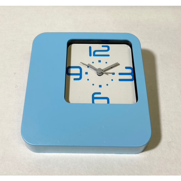 Analog alarm clock, quarts in retro design