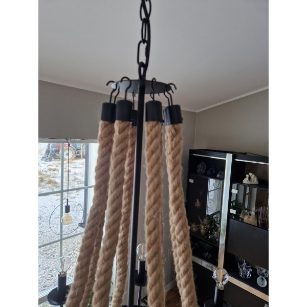 Jännittävä teräksestä ja köydestä valmistettu kattovalaisin merimallissa