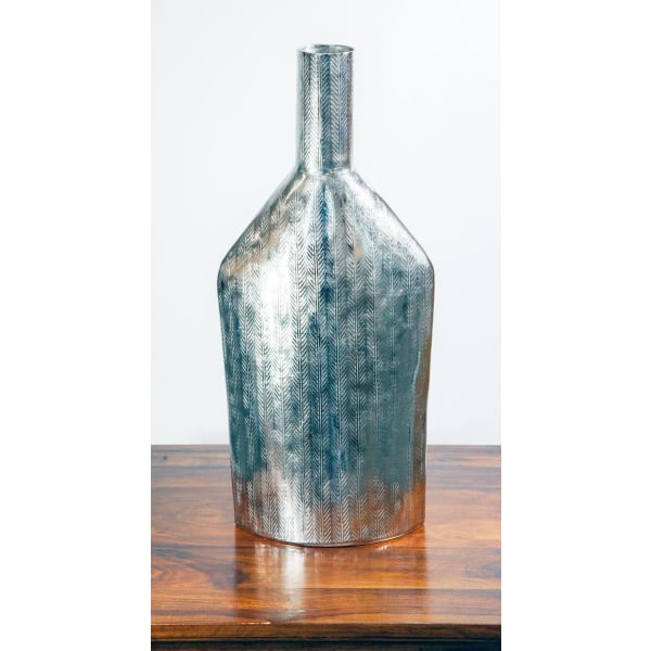 Stor och vacker vas i aluminium med vackert mönster