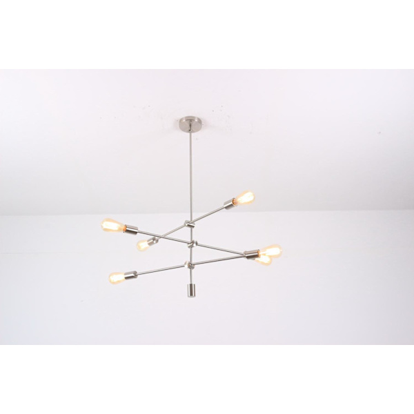 Stor taklampa i modern design, i krom