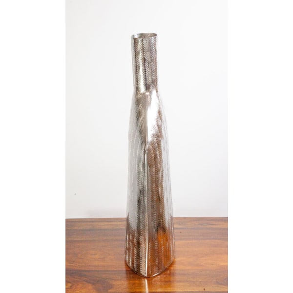 Stor og flot vase i aluminium med flot mønster