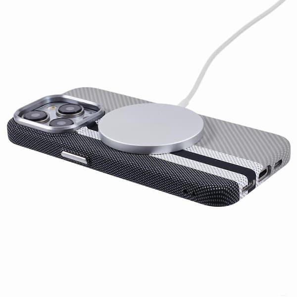 For iPhone 13 Pro MagSafe Telefondeksel Karbonfibertekstur Vanntransfertrykk PC Telefonbeskyttelsesdeksel (Grå Vertikale Striper)