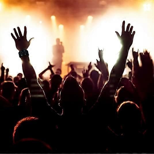 Leveä ranneke, 3 rivin pyramidinastainen rannekoru, punk-nahkarannekoru