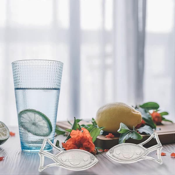 Set med 2 transparenta citronpressar i akryl i form av en fisk