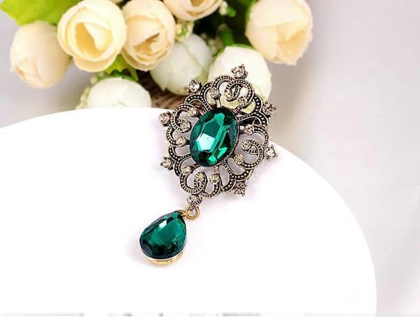 Klassisk damebroche med rhinsten, bling-krystaller og Bauhinia-blomst