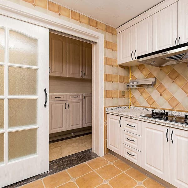 2 kpl mustaa oven vetokahvaa ruuveilla