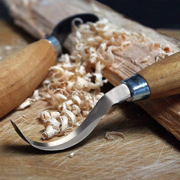 Treskjæringsverktøy med buet design og ergonomisk håndtak