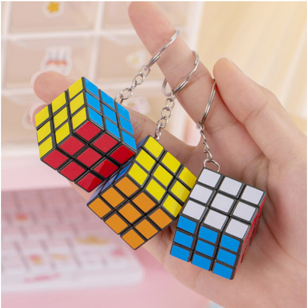 3 cm pieni Rubikin kuutio 3 tasoa avaimenperällä Rubikin kuution riipus opettavainen lelu lasten älykkyys Rubikin kuutio (avaimenperällä) With keychain