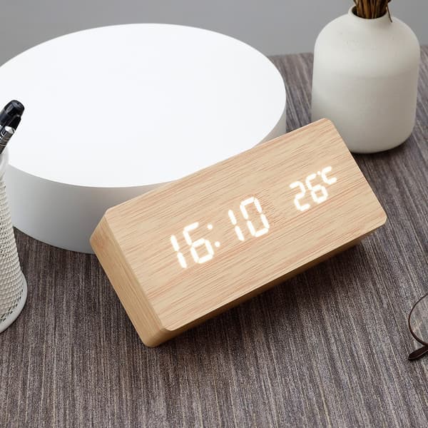 Multifunktionell LED-väckarklocka med strömförsörjning, röststyrning, timer